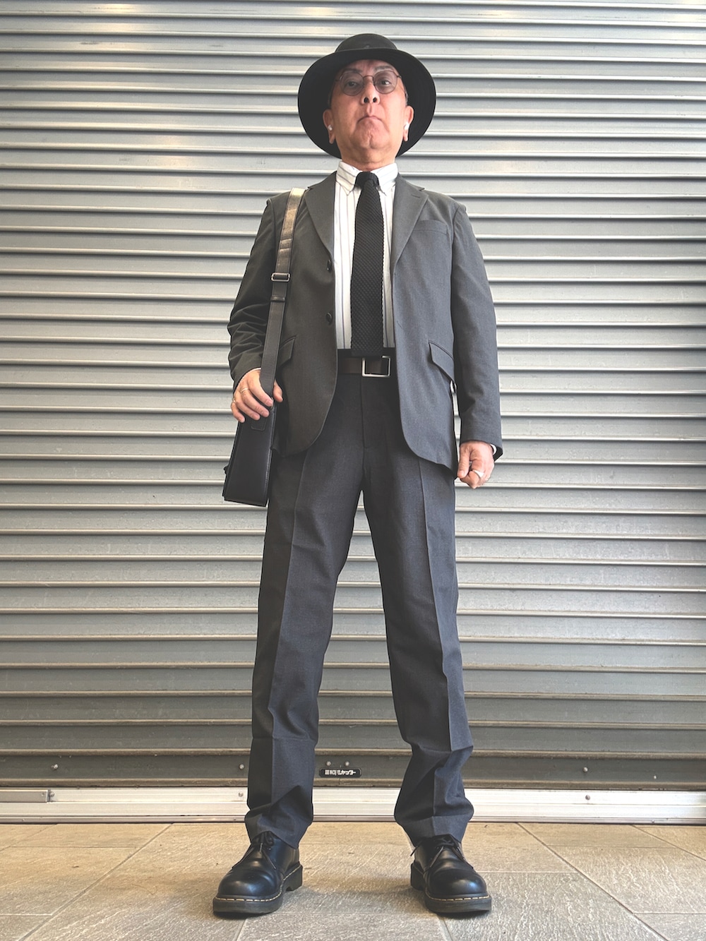 ブラック系のドレスシューズ、ホワイト系のシャツ/ブラウス、グレー系のテーラードジャケットを着用したメンズの春コーディネートの3枚目の写真