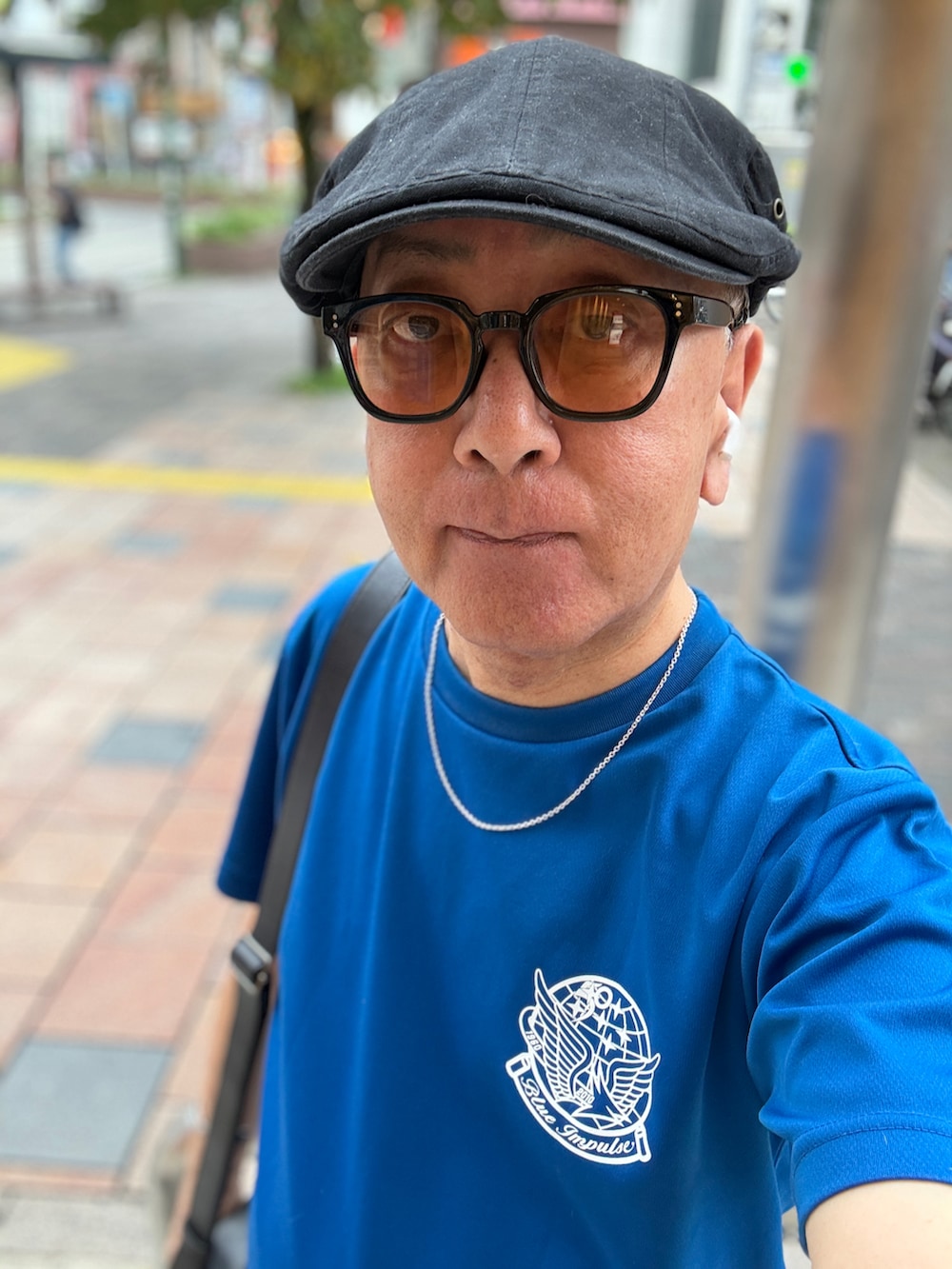 ブラック系のドレスシューズ、ブルー系のTシャツ/カットソー、ブラック系のデニムパンツを着用したメンズの夏コーディネートの3枚目の写真