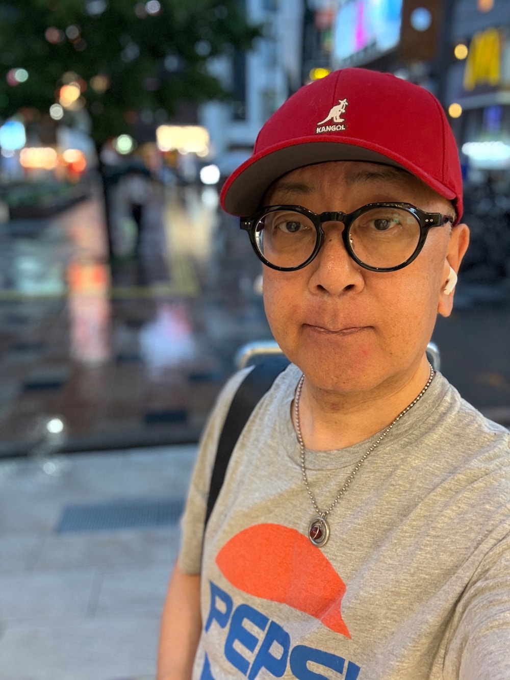 ブルー系のデニムパンツ、グレー系のTシャツ/カットソー、ブラック系のトートバッグを着用したメンズの夏コーディネートの3枚目の写真