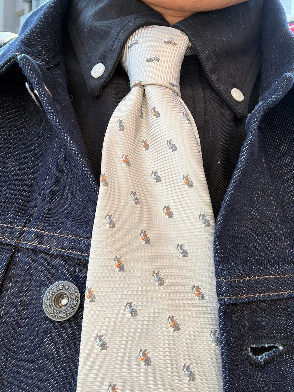 ブラック系のブーツ、ブラック系のシャツ/ブラウス、ブルー系のデニムジャケットを着用したメンズの冬コーディネートの2枚目の写真