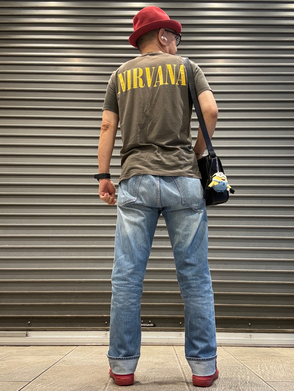 グレー系のTシャツ/カットソー、ブルー系のデニムパンツ、ブラック系のショルダーバッグを着用したメンズの夏コーディネートの2枚目の写真