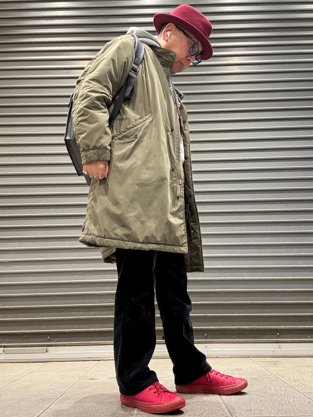 ホワイト系のTシャツ/カットソー、グレー系のパーカー、グリーン系のモッズコートを着用したメンズの冬コーディネートの2枚目の写真