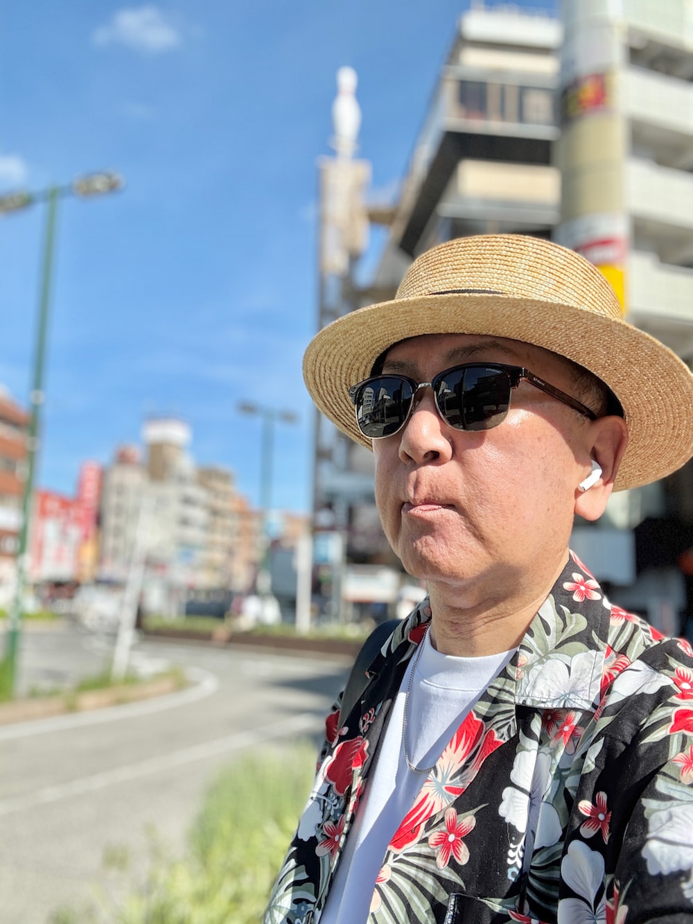 ブラック系のモカシン/デッキシューズ、ブラック系のシャツ/ブラウス、ホワイト系のTシャツ/カットソーを着用したメンズの夏コーディネートの3枚目の写真