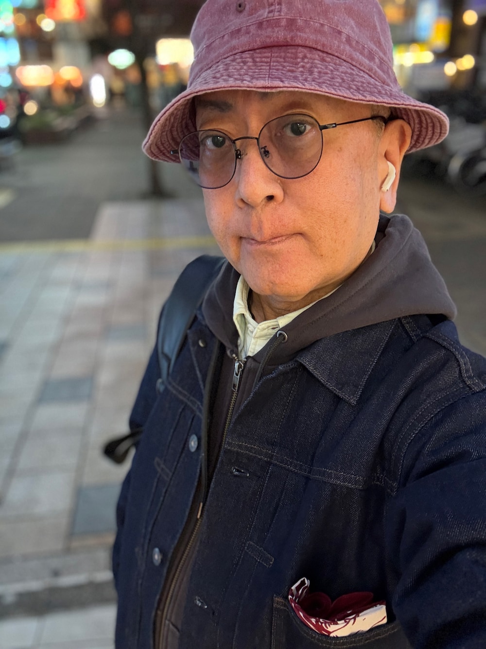 レッド系のローファー、グリーン系のシャツ/ブラウス、グレー系のパーカーを着用したメンズの春コーディネートの2枚目の写真