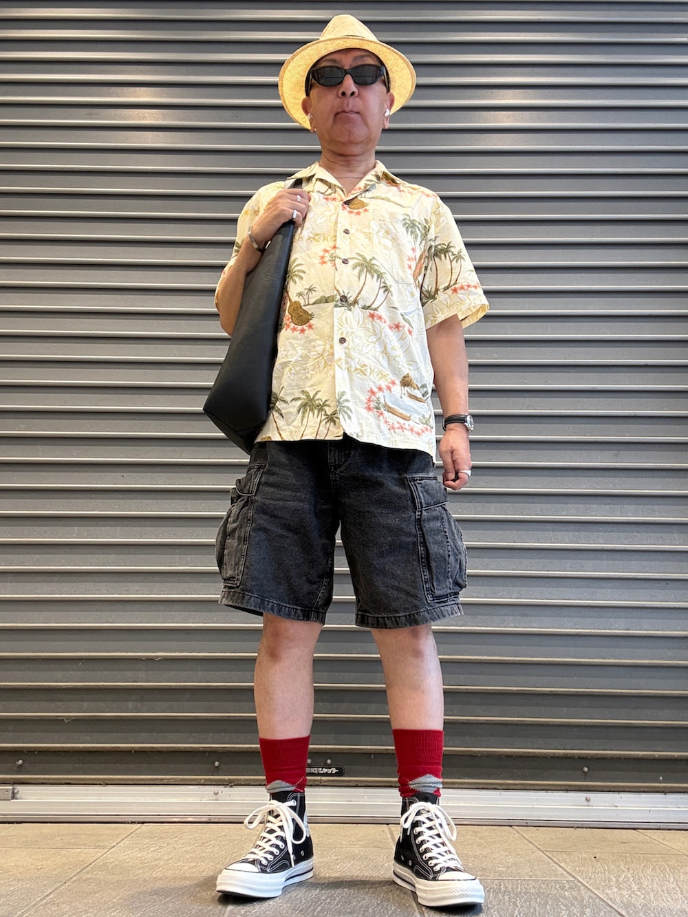 グレー系のカーゴパンツ、ベージュ系のシャツ/ブラウス、ブラック系のトートバッグを着用したメンズの夏コーディネートの2枚目の写真
