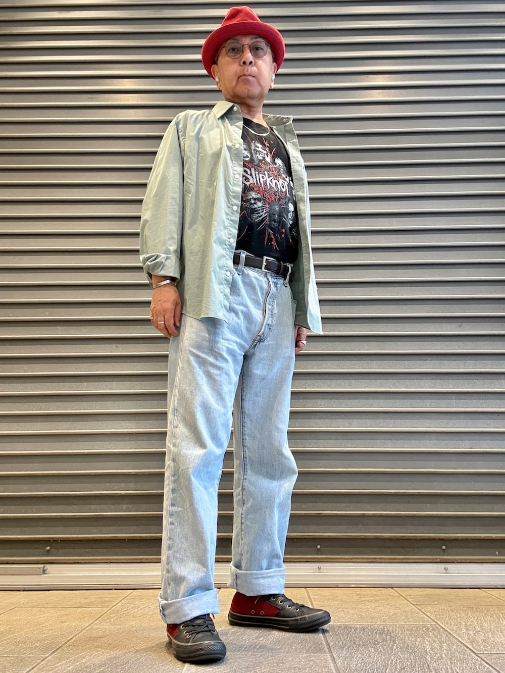 グリーン系のシャツ/ブラウス、ブラック系のTシャツ/カットソー、ブルー系のデニムパンツを着用したメンズの春コーディネートの2枚目の写真
