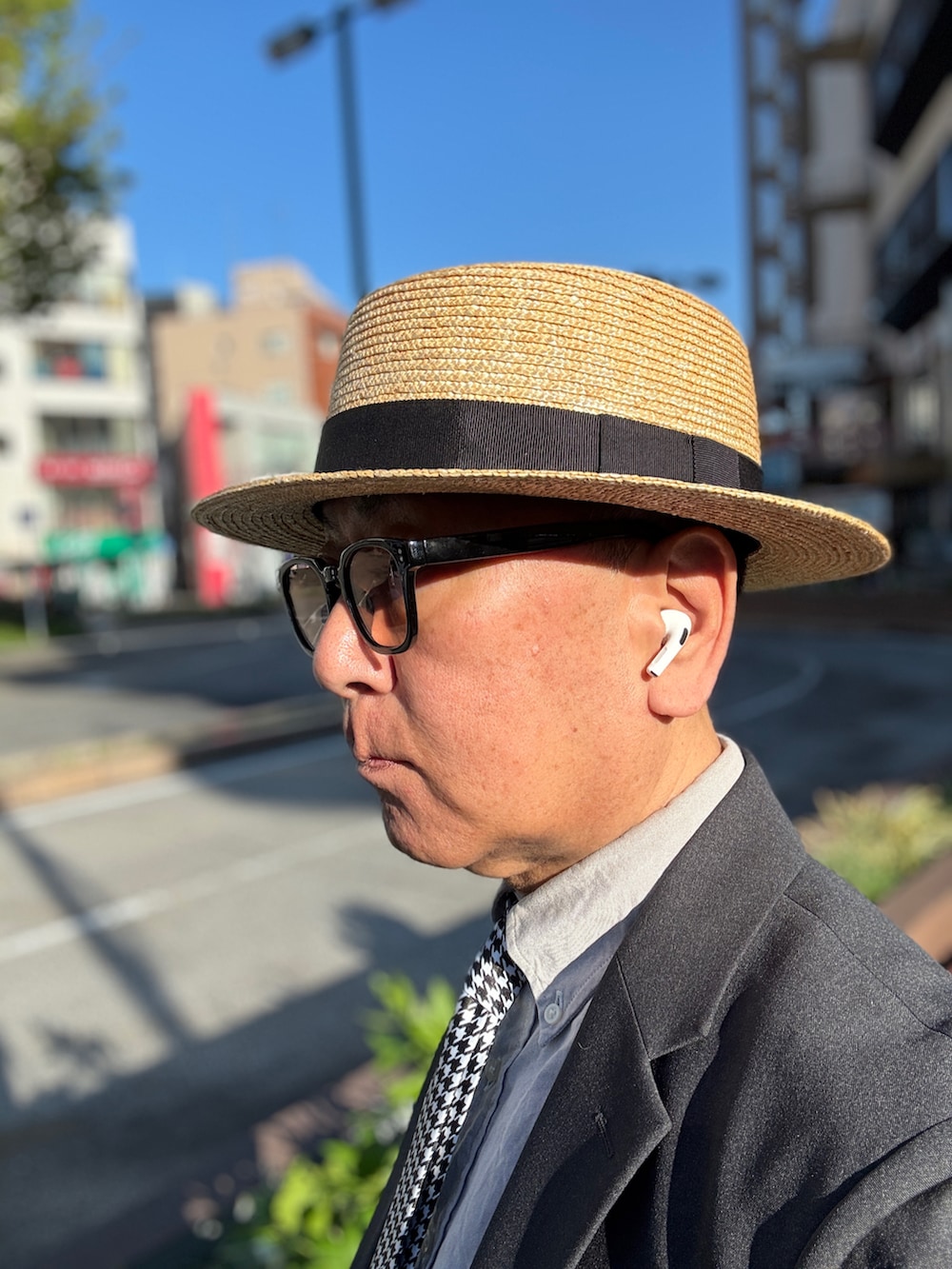 グレー系のシャツ/ブラウス、グレー系のテーラードジャケット、ブルー系のデニムパンツを着用したメンズの春コーディネートの3枚目の写真