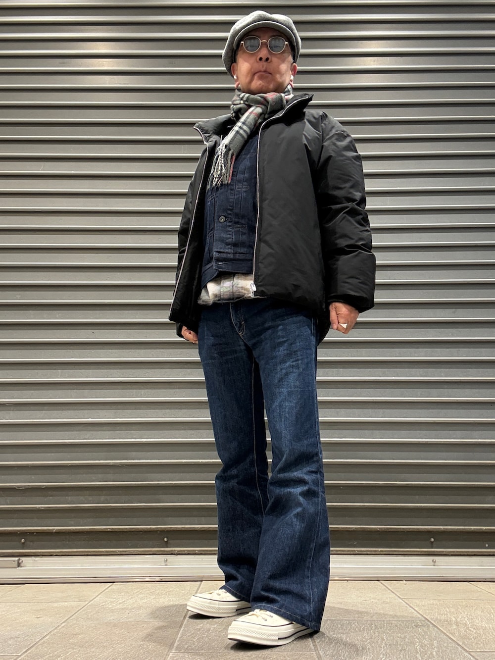 ブラック系のダウンジャケット/コート、ブルー系のデニムジャケット、ブラック系のシャツ/ブラウスを着用したメンズの冬コーディネートの2枚目の写真