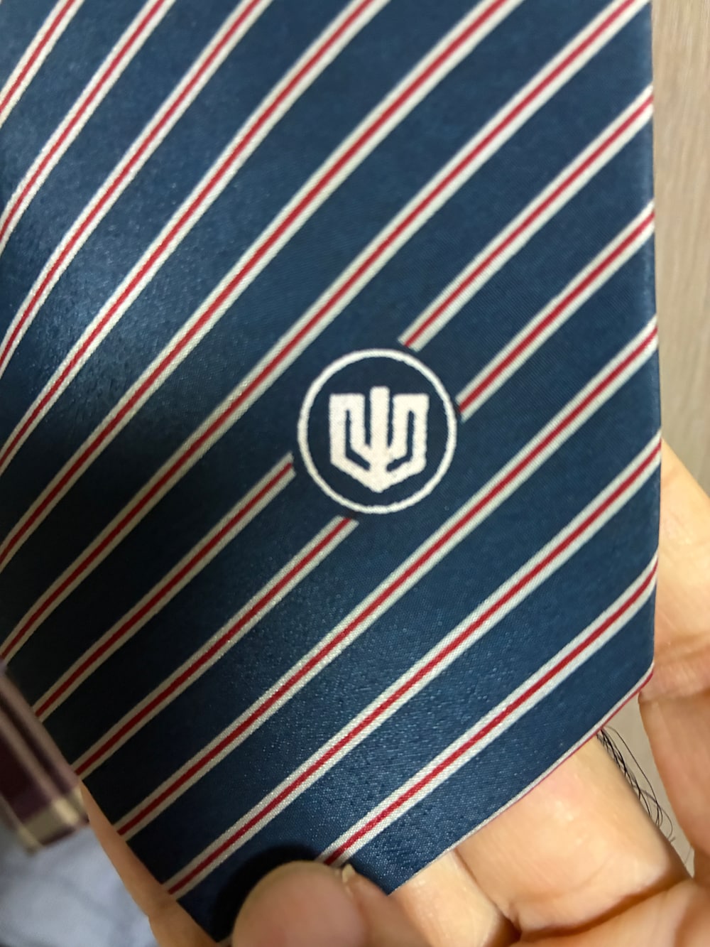 グリーン系のシャツ/ブラウス、ブルー系のネクタイ、ホワイト系のベストを着用したメンズの冬コーディネートの3枚目の写真