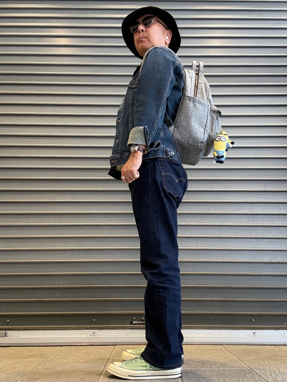 ブルー系のデニムパンツ、ホワイト系のTシャツ/カットソー、ブルー系のデニムジャケットを着用したメンズの春コーディネートの2枚目の写真