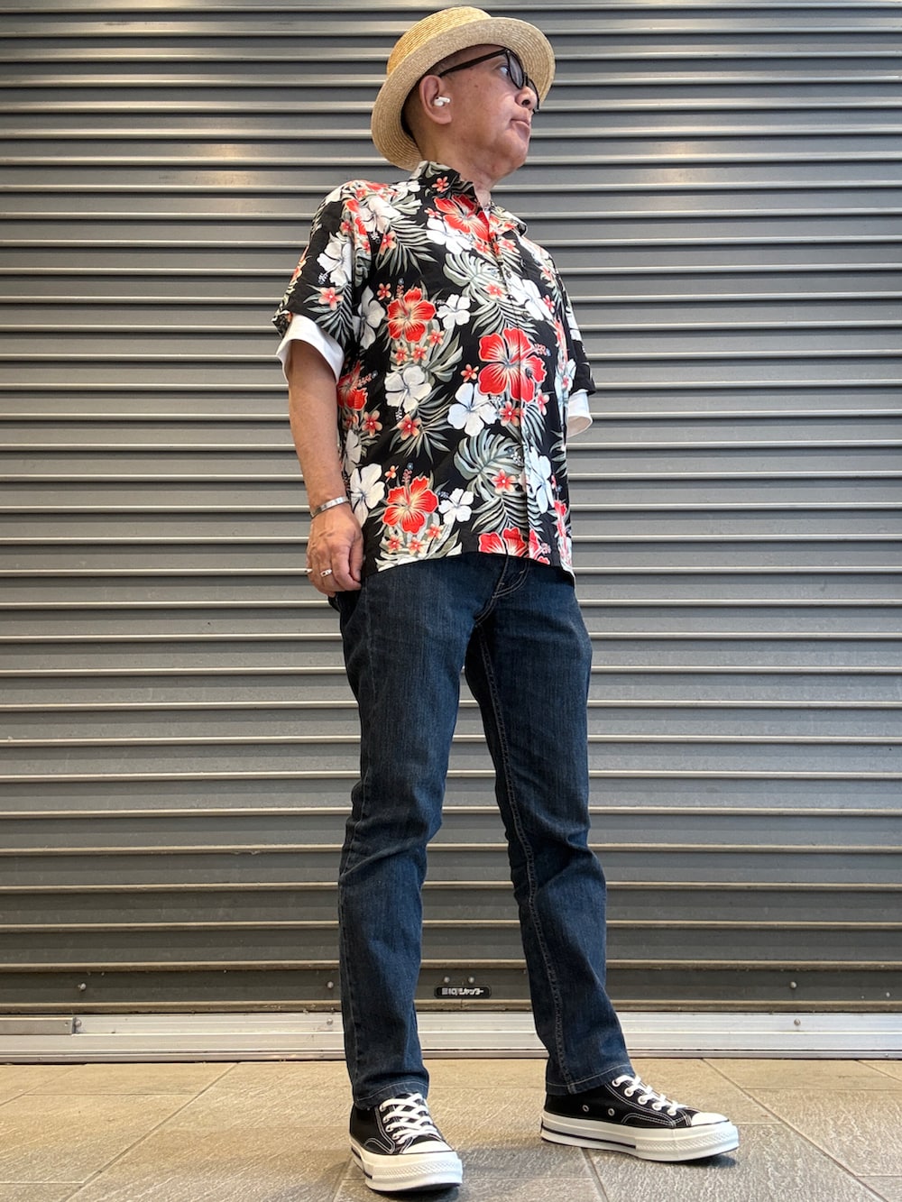ブラック系のデニムパンツ、ブラック系のシャツ/ブラウス、ホワイト系のTシャツ/カットソーを着用したメンズの夏コーディネートの2枚目の写真