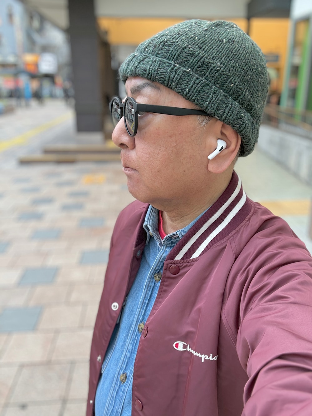 ブルー系のシャツ/ブラウス、レッド系のナイロンジャケット、グリーン系のカーゴパンツを着用したメンズの春コーディネートの3枚目の写真