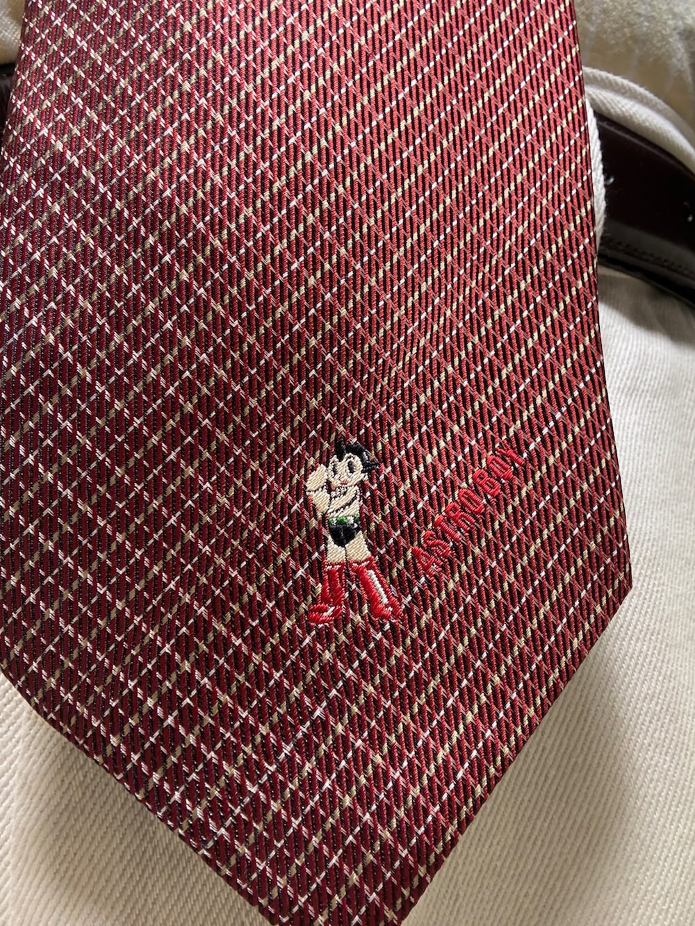 ブラック系のチェスターコート、ブラック系のカーディガン/ボレロ、イエロー系のシャツ/ブラウスを着用したメンズの秋コーディネートの3枚目の写真