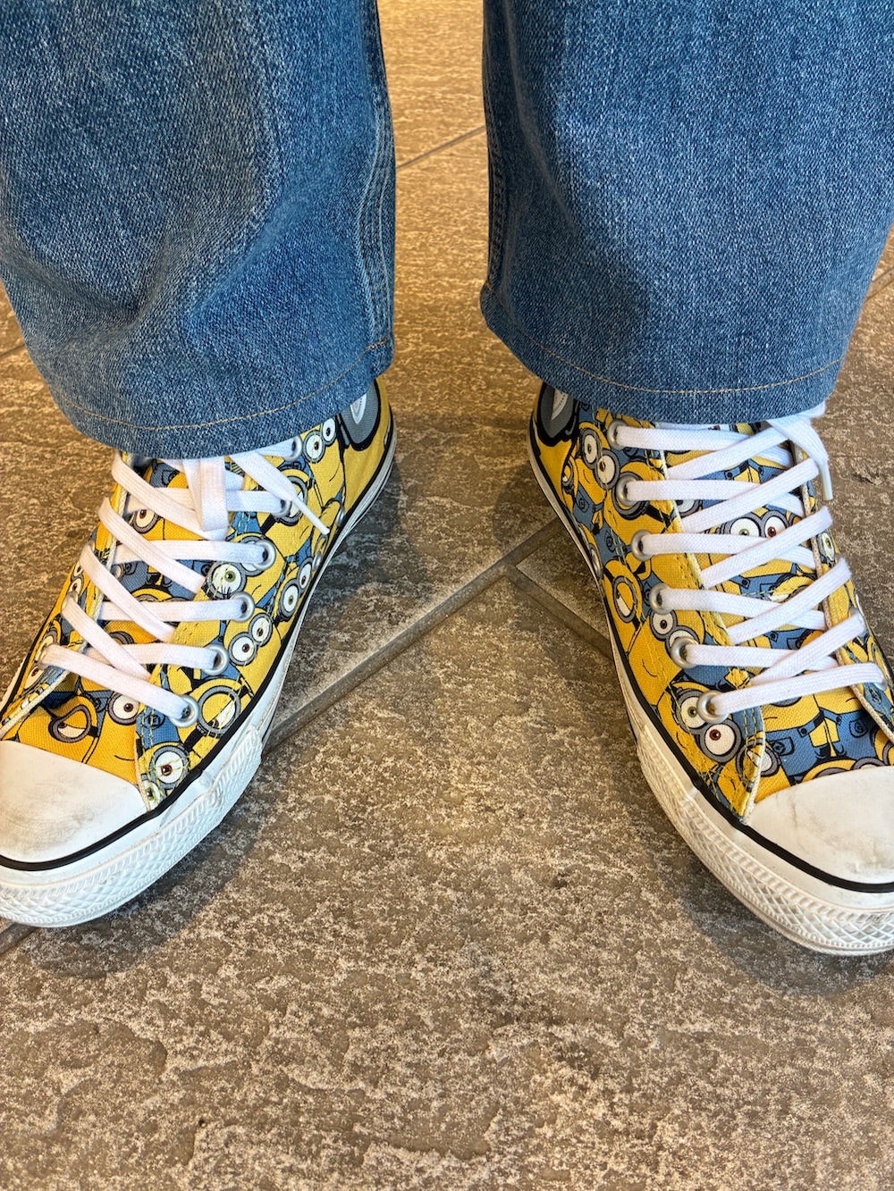 グレー系のニット/セーター、グレー系のスタジャン、ブルー系のデニムパンツを着用したメンズの冬コーディネートの3枚目の写真