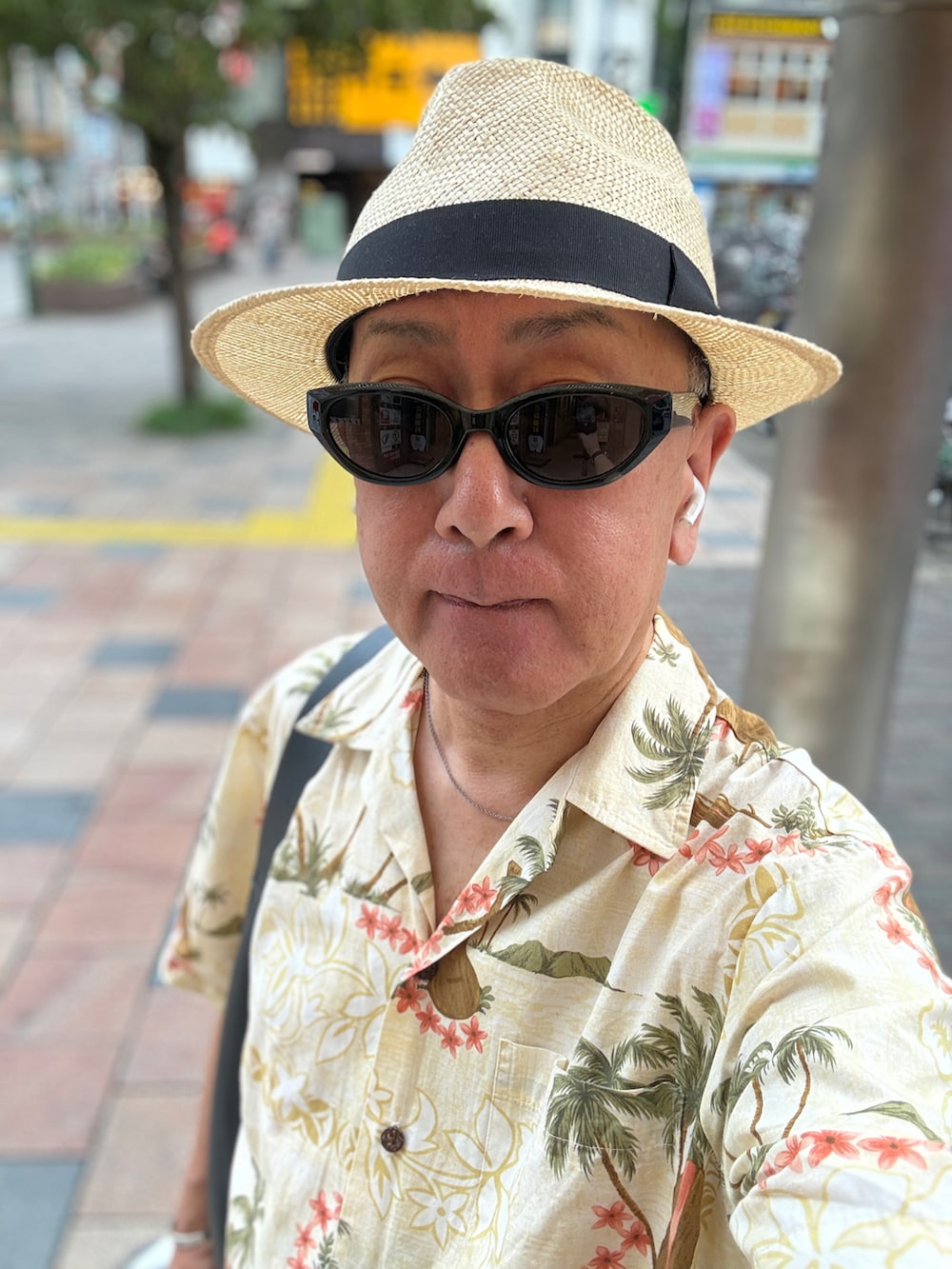 グレー系のカーゴパンツ、ベージュ系のシャツ/ブラウス、ブラック系のトートバッグを着用したメンズの夏コーディネートの3枚目の写真