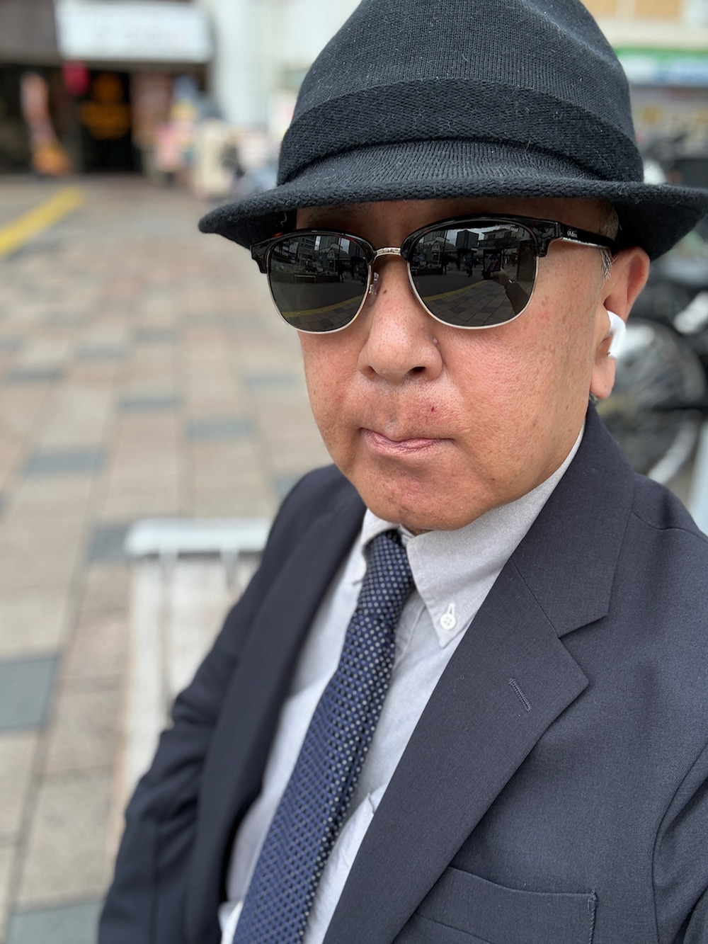 ブラック系のモカシン/デッキシューズ、ブルー系のデニムパンツ、グレー系のシャツ/ブラウスを着用したメンズの春コーディネートの4枚目の写真