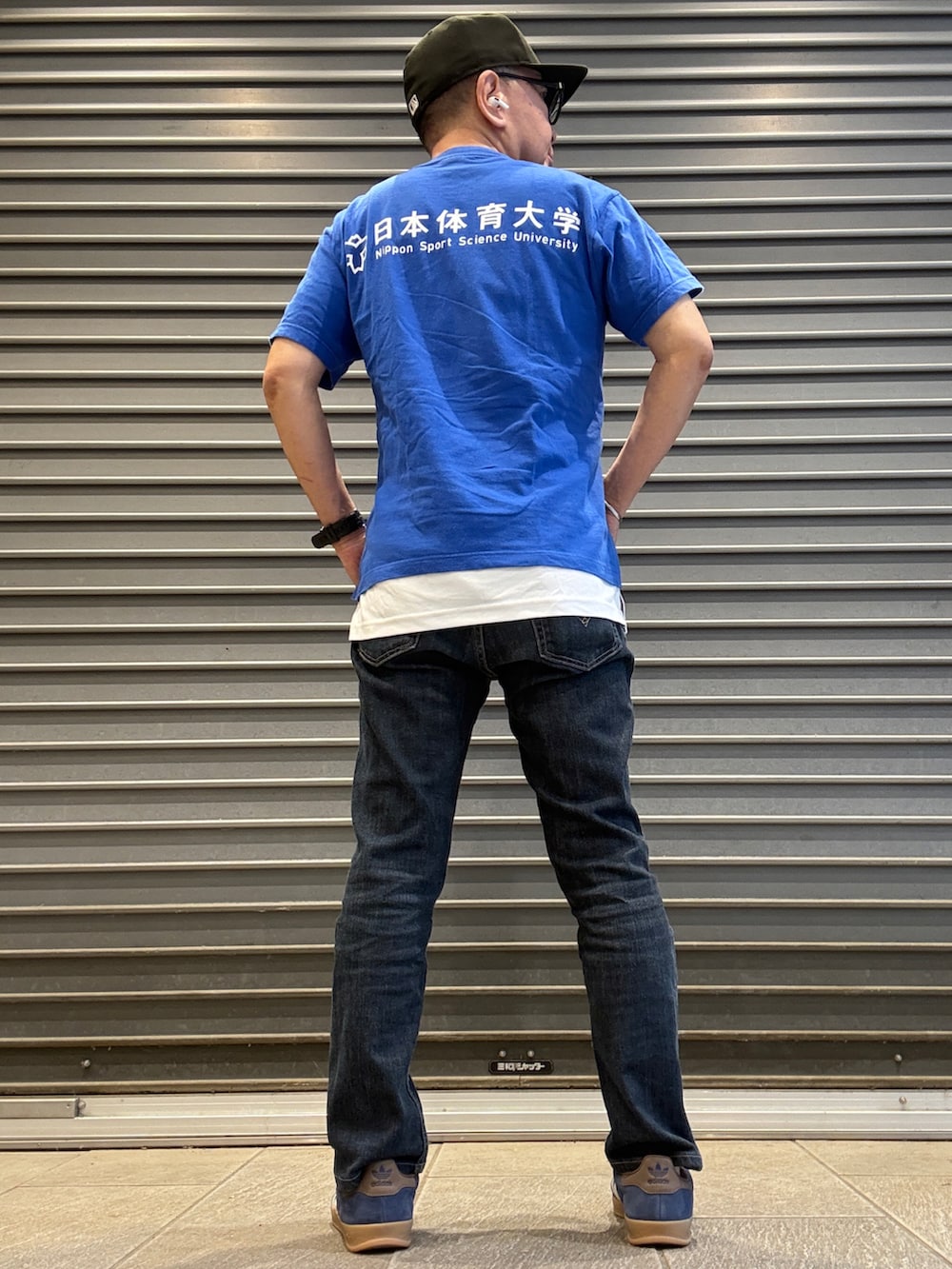 ブラック系のデニムパンツ、ブラック系のシャツ/ブラウス、ブルー系のTシャツ/カットソーを着用したメンズの夏コーディネートの2枚目の写真