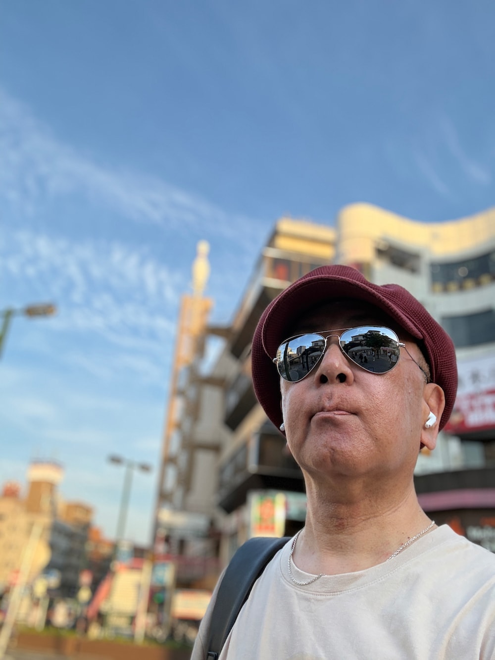 ベージュ系のTシャツ/カットソー、ブラック系のデニムパンツ、ベージュ系のスニーカーを着用したメンズの春コーディネートの3枚目の写真