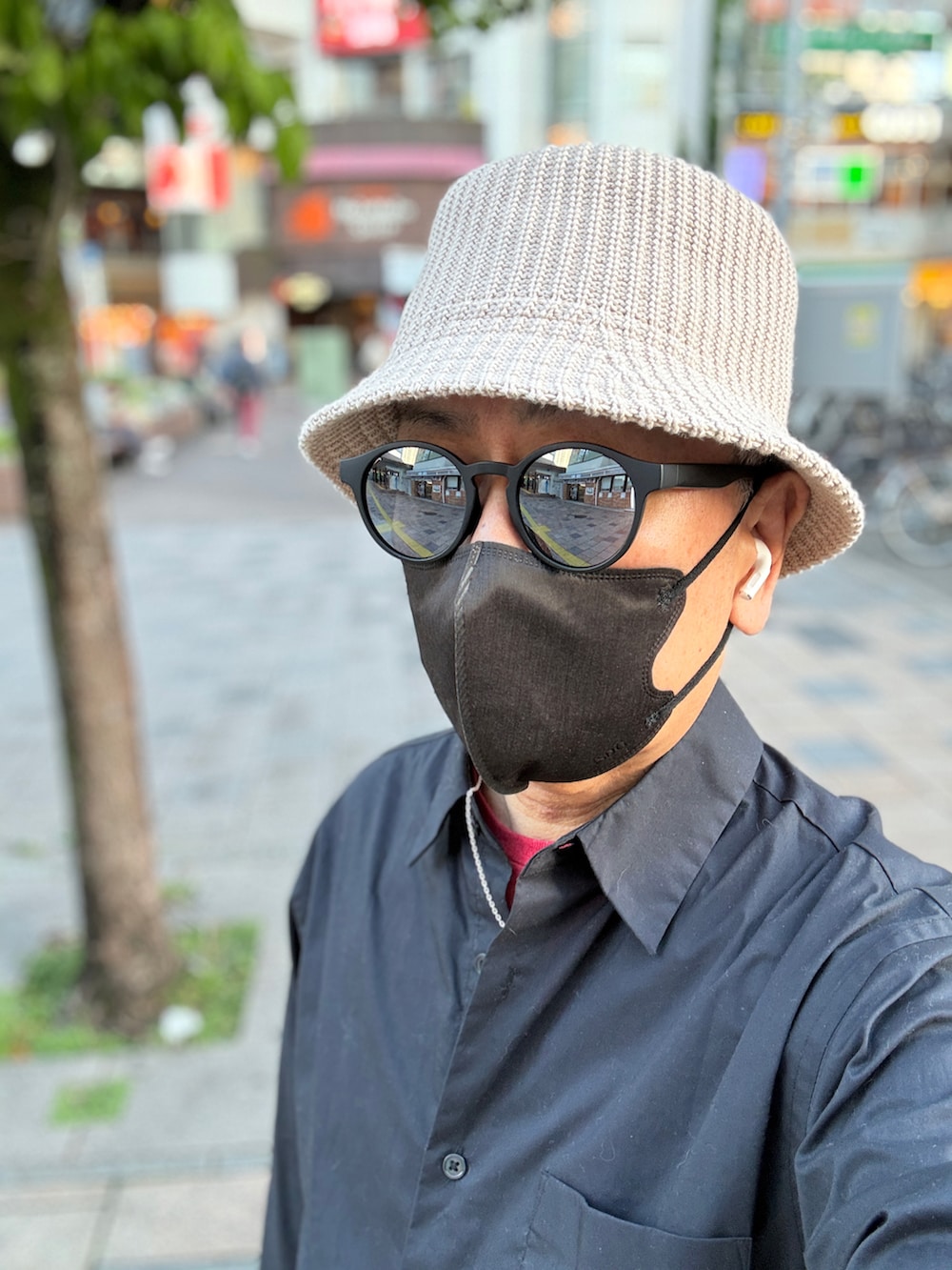 ブラック系のシャツ/ブラウス、レッド系のTシャツ/カットソー、ブルー系のデニムパンツを着用したメンズの春コーディネートの3枚目の写真