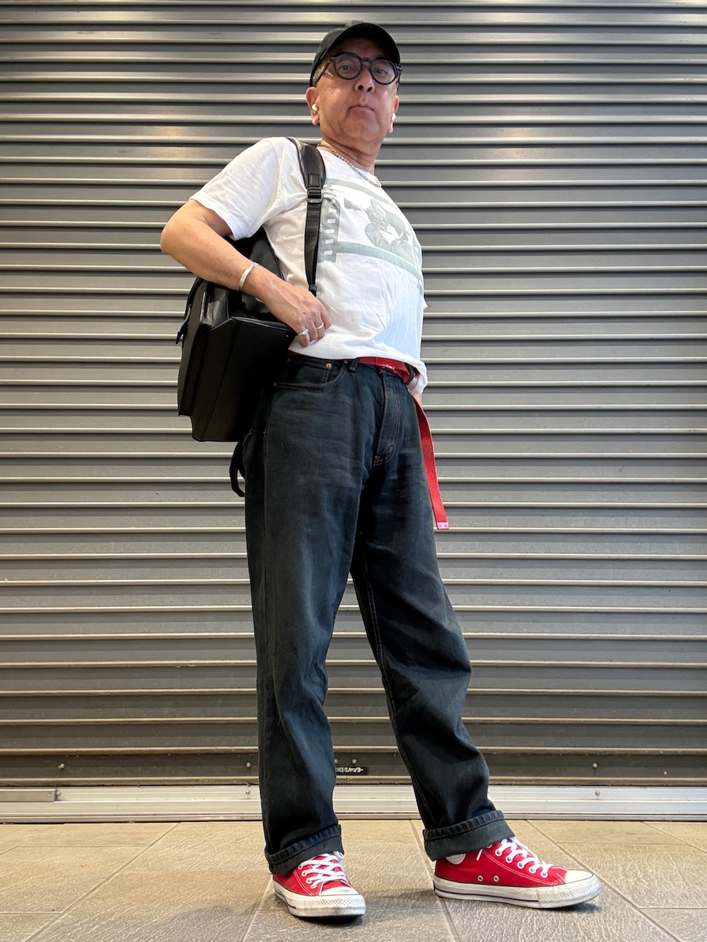 ホワイト系のTシャツ/カットソー、ブラック系のデニムパンツ、ブラック系のバックパック/リュックを着用したメンズの夏コーディネートの2枚目の写真