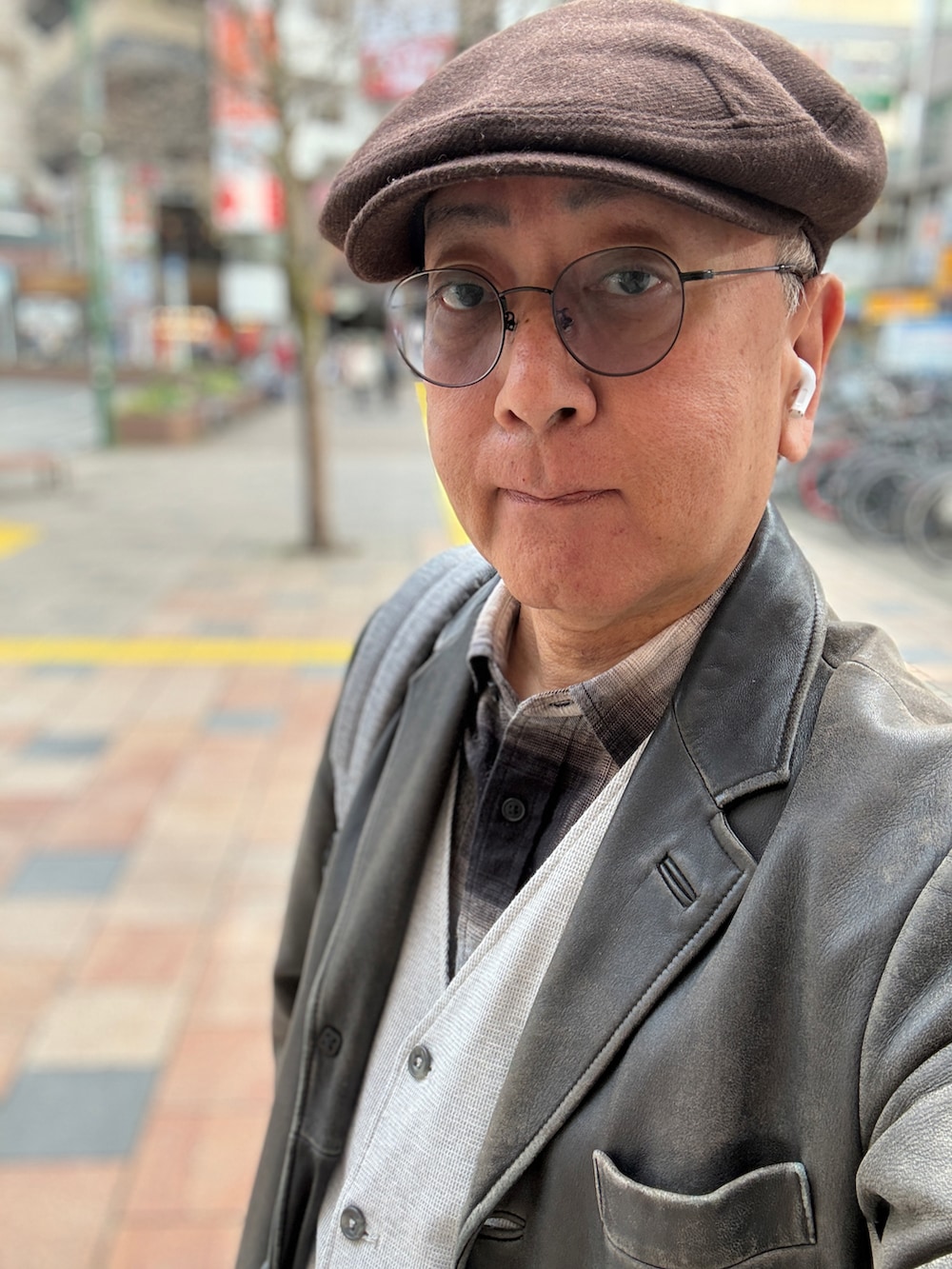 ブラック系のシャツ/ブラウス、ホワイト系のベスト、ブラック系のテーラードジャケットを着用したメンズの春コーディネートの2枚目の写真