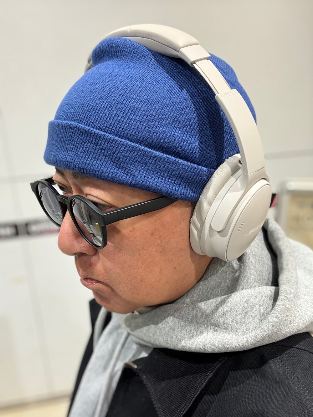 ブラック系のその他アウター、グレー系のパーカー、ブルー系のデニムパンツを着用したメンズの冬コーディネートの2枚目の写真