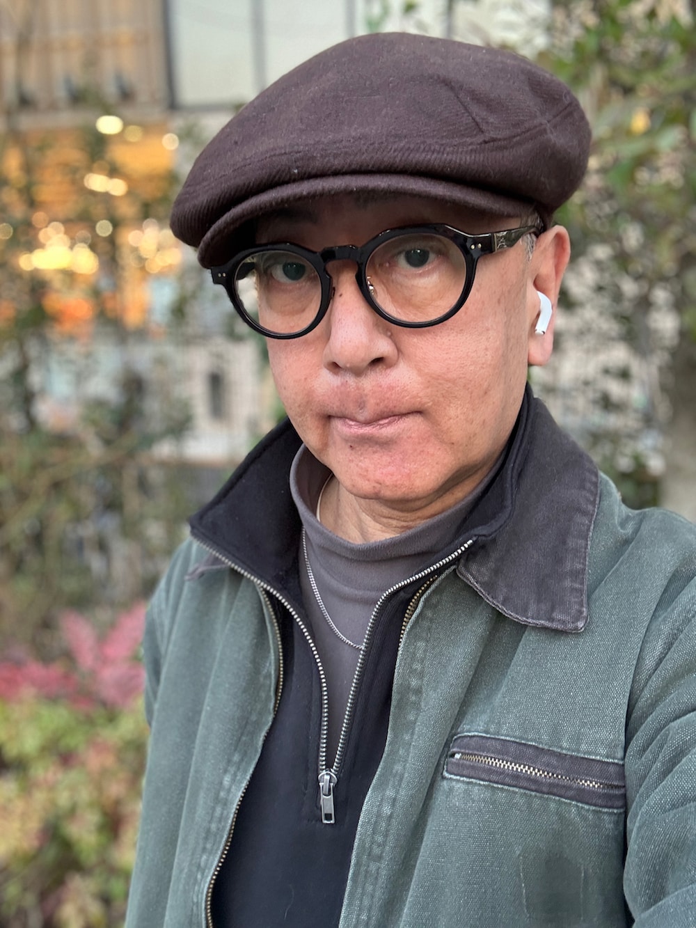 ブラック系のスウェット、グリーン系のその他アウター、ブルー系のデニムパンツを着用したメンズの冬コーディネートの4枚目の写真