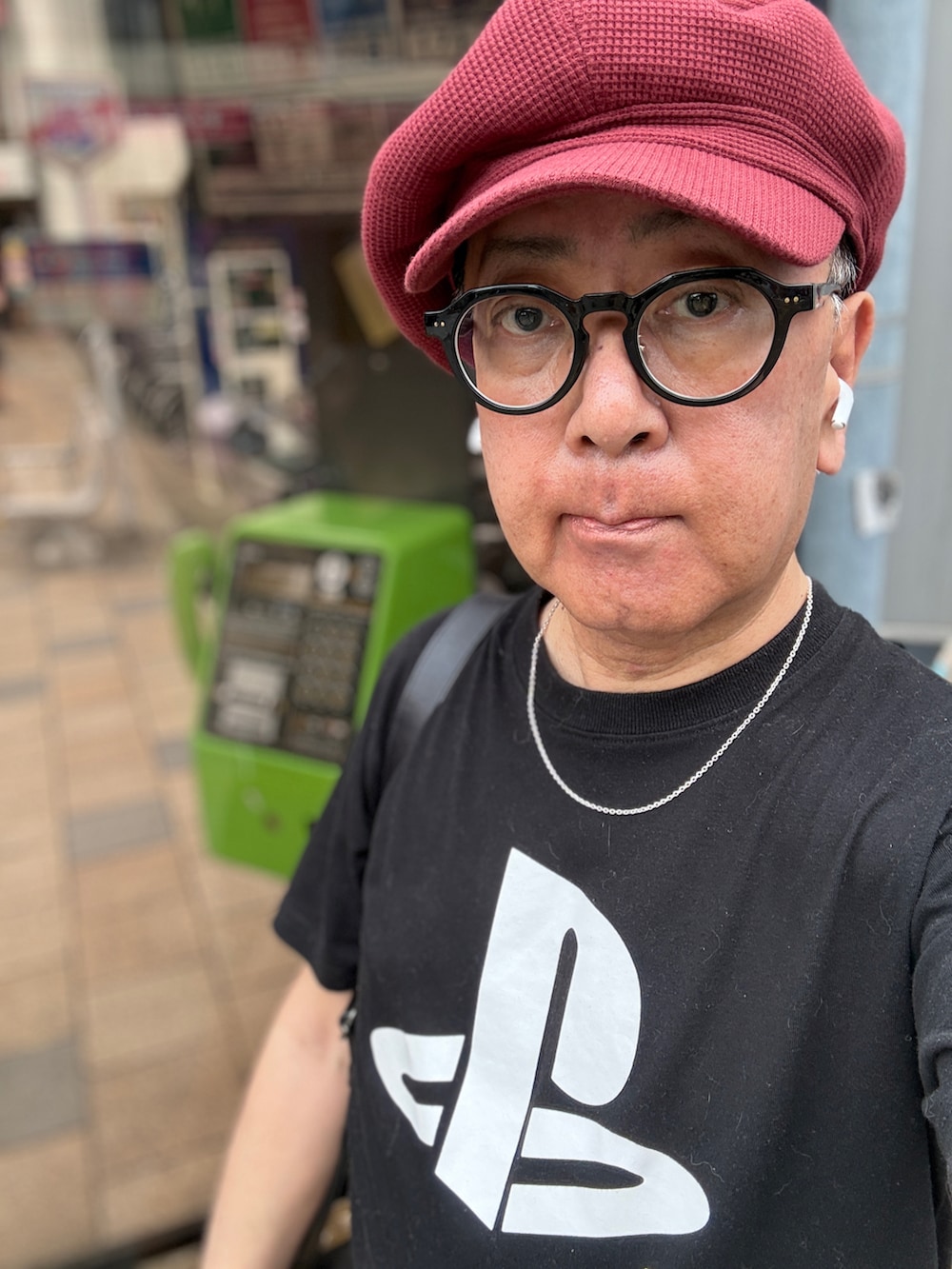 ブラック系のTシャツ/カットソー、ブラック系のショルダーバッグ、ブルー系のその他パンツを着用したメンズの春コーディネートの4枚目の写真