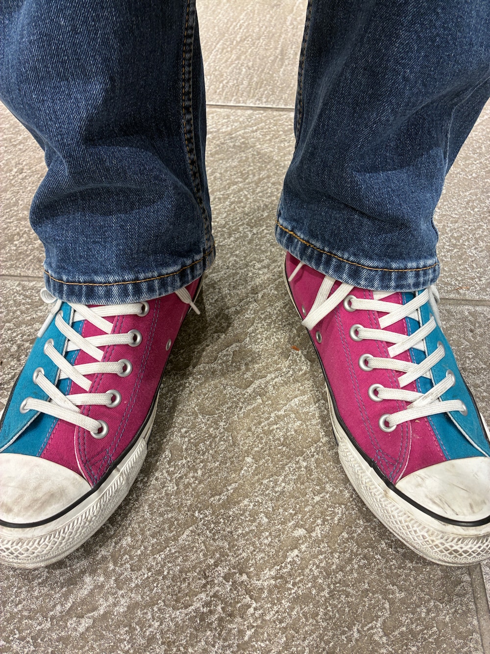 ブラック系のその他アウター、グレー系のパーカー、ブルー系のデニムパンツを着用したメンズの冬コーディネートの3枚目の写真