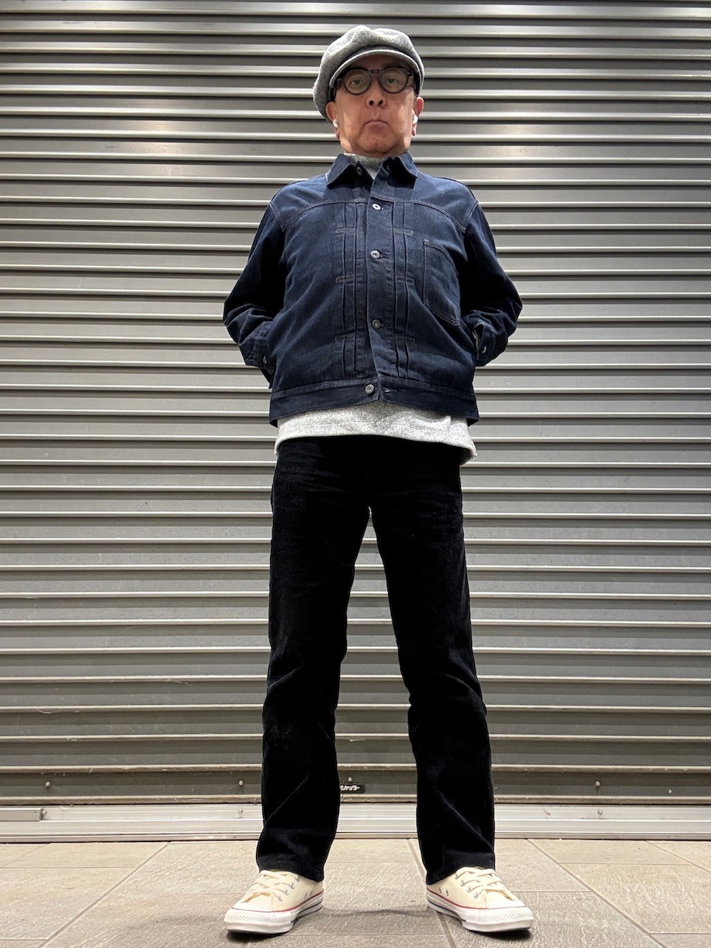 ブルー系のデニムジャケット、グリーン系のモッズコート、グレー系のTシャツ/カットソーを着用したメンズの冬コーディネートの2枚目の写真