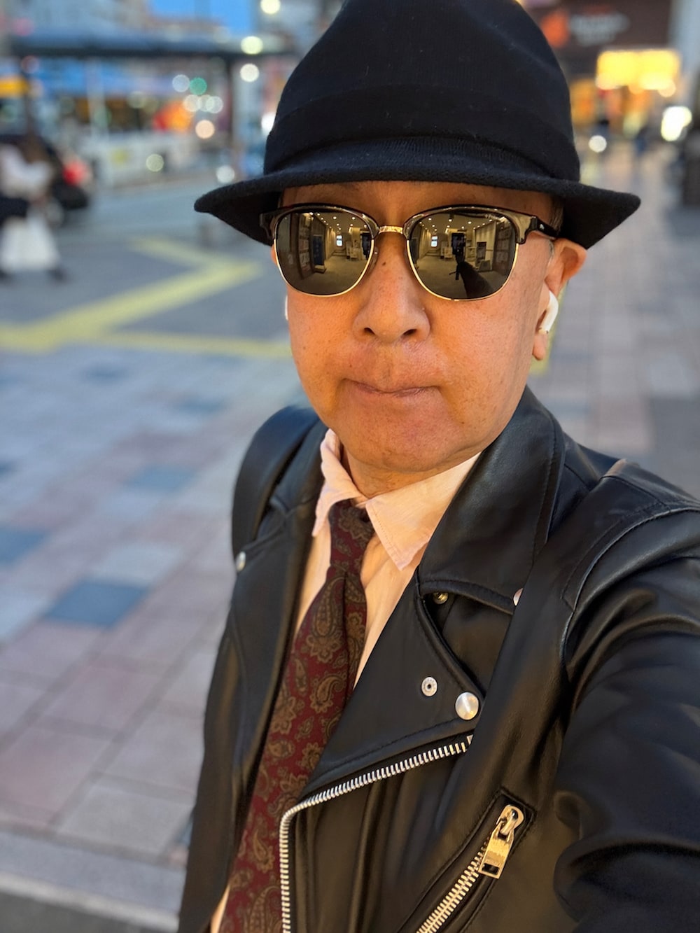 ブラック系のライダースジャケット、ブルー系のデニムパンツ、ピンク系のシャツ/ブラウスを着用したメンズの冬コーディネートの4枚目の写真