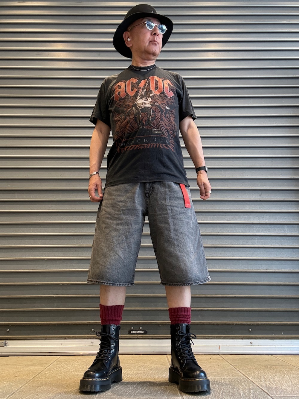 ブラック系のブーツ、ブラック系のTシャツ/カットソー、グレー系のデニムパンツを着用したメンズの春コーディネートの2枚目の写真