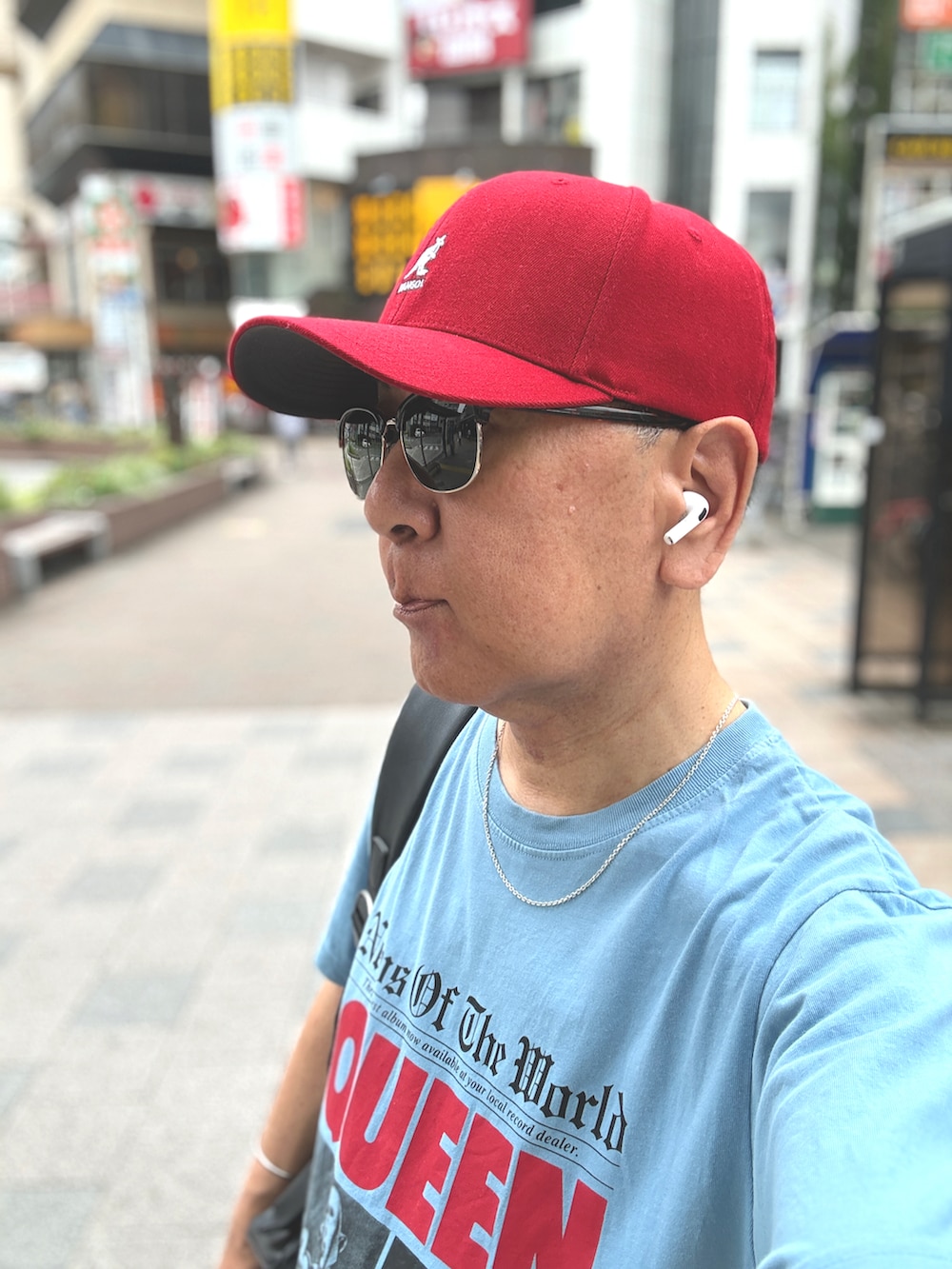 ブラック系のモカシン/デッキシューズ、ブルー系のTシャツ/カットソー、ブラック系のデニムパンツを着用したメンズの秋コーディネートの3枚目の写真