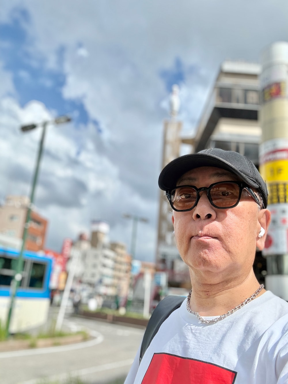 ベージュ系のブーツ、ホワイト系のTシャツ/カットソー、ブルー系のデニムパンツを着用したメンズの夏コーディネートの2枚目の写真