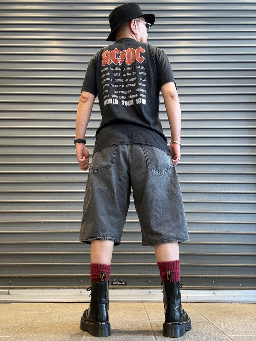 ブラック系のブーツ、ブラック系のTシャツ/カットソー、グレー系のデニムパンツを着用したメンズの春コーディネートの3枚目の写真
