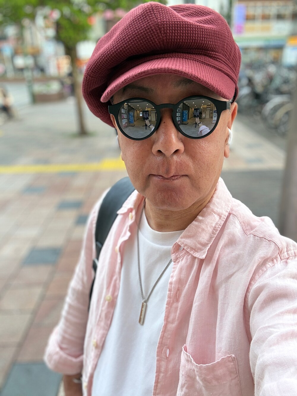 ホワイト系のTシャツ/カットソー、ピンク系のシャツ/ブラウス、ブルー系のデニムパンツを着用したメンズの春コーディネートの2枚目の写真