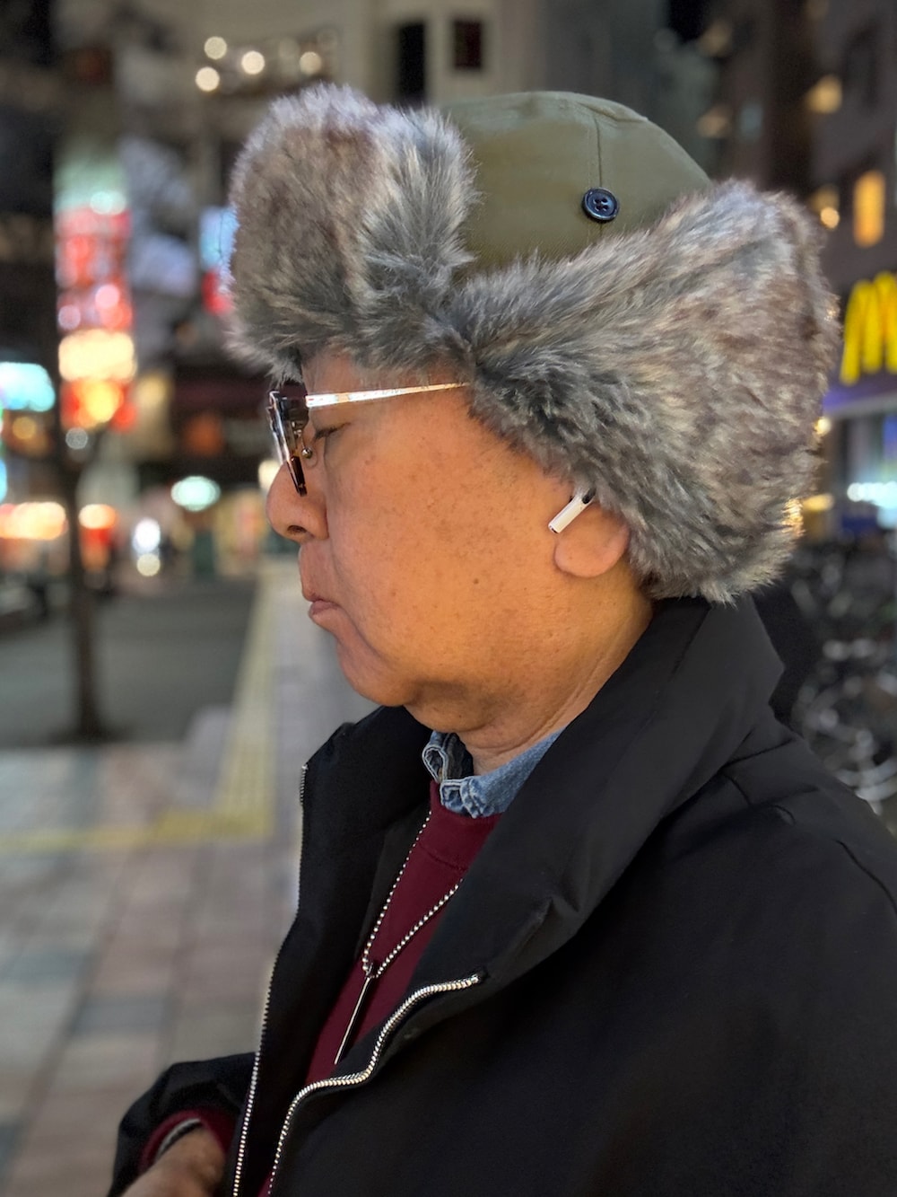 ホワイト系のトートバッグ、ブラック系のダウンジャケット/コート、レッド系のスウェットを着用したメンズの冬コーディネートの3枚目の写真