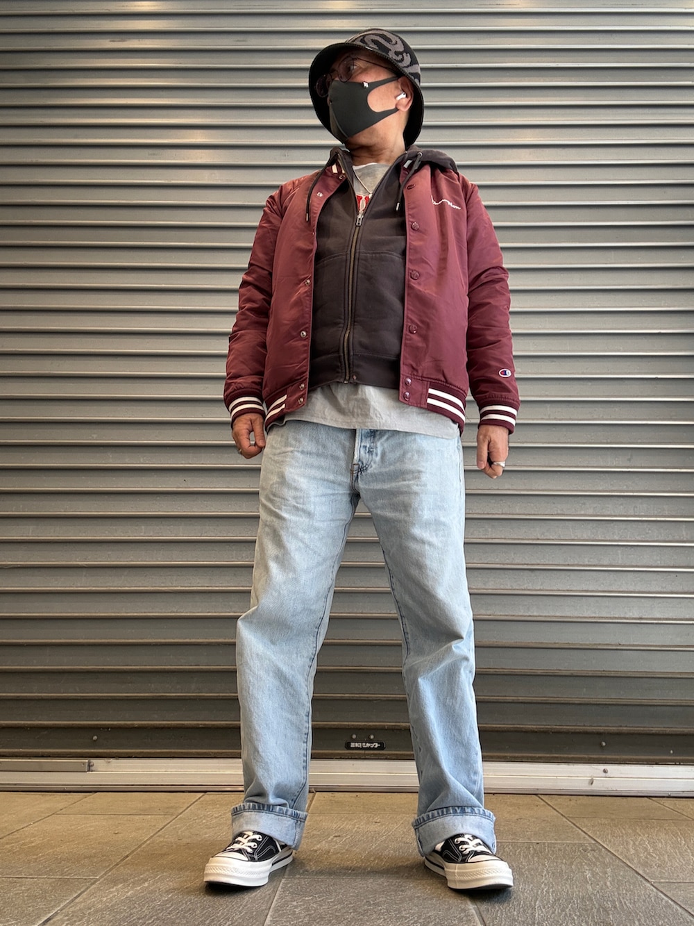 グレー系のTシャツ/カットソー、グレー系のパーカー、レッド系のナイロンジャケットを着用したメンズの春コーディネートの2枚目の写真