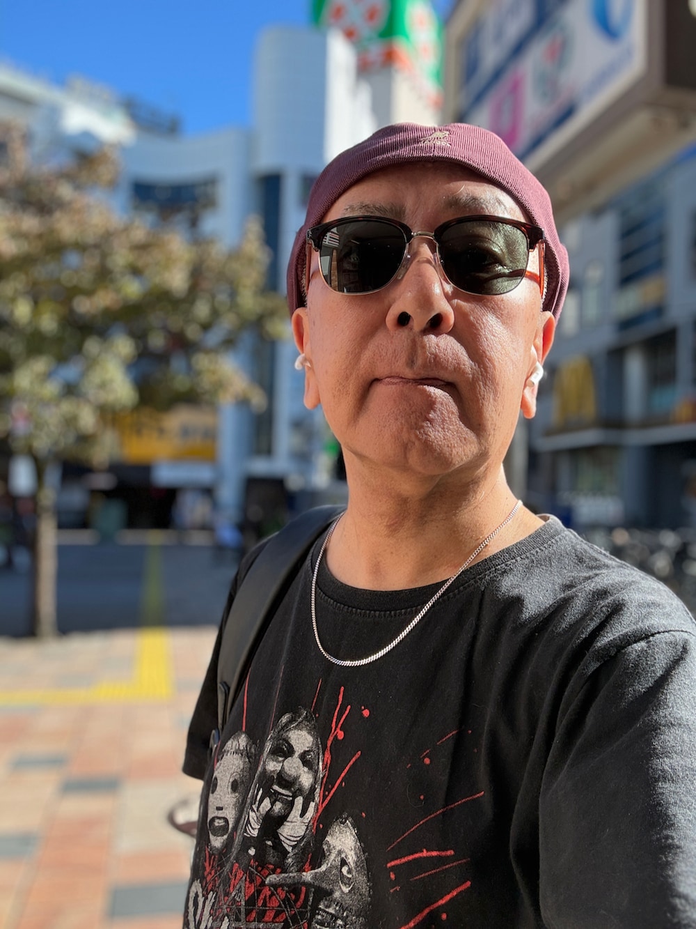 ブラック系のTシャツ/カットソー、ブルー系のデニムパンツ、ブラック系のスニーカーを着用したメンズの秋コーディネートの3枚目の写真