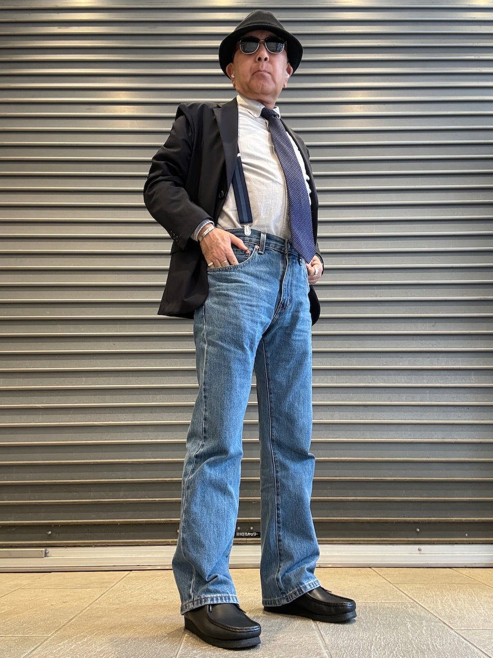 ブラック系のモカシン/デッキシューズ、ブルー系のデニムパンツ、グレー系のシャツ/ブラウスを着用したメンズの春コーディネートの3枚目の写真