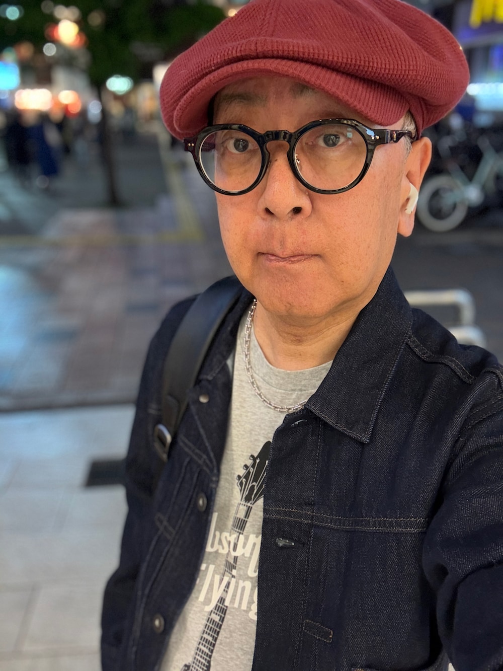 レッド系のスニーカー、グレー系のTシャツ/カットソー、ブルー系のデニムジャケットを着用したメンズの春コーディネートの4枚目の写真