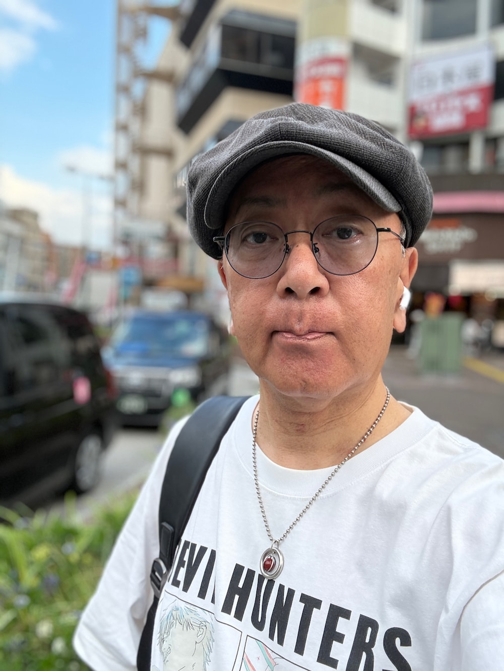 ホワイト系のスニーカー、ホワイト系のTシャツ/カットソー、ブラック系のデニムパンツを着用したメンズの夏コーディネートの3枚目の写真