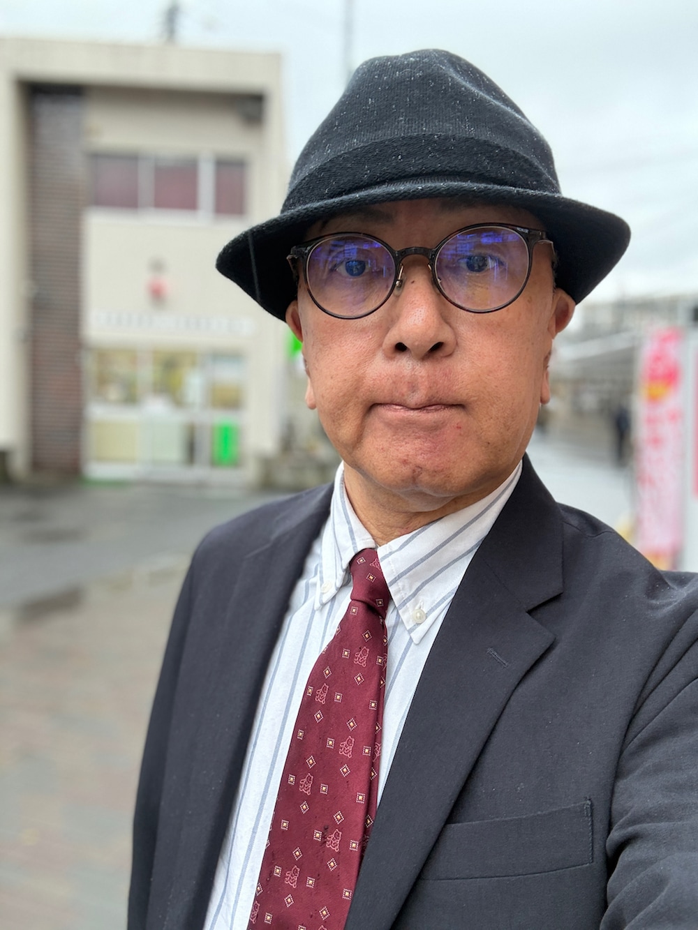 ホワイト系のシャツ/ブラウス、ブルー系のテーラードジャケット、グレー系のデニムパンツを着用したメンズの春コーディネートの3枚目の写真