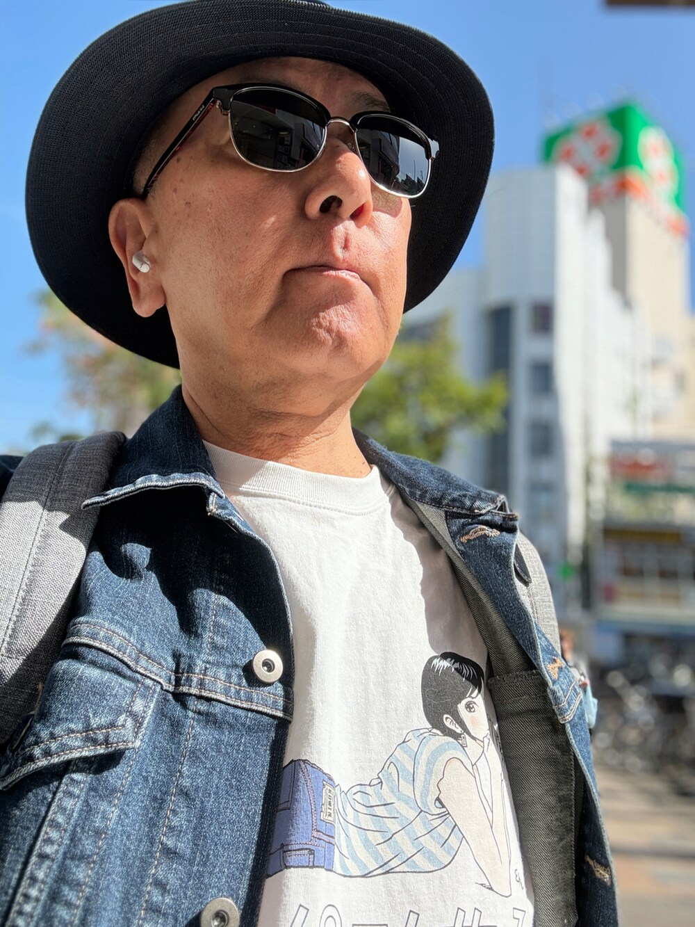 ブルー系のデニムパンツ、ホワイト系のTシャツ/カットソー、ブルー系のデニムジャケットを着用したメンズの春コーディネートの5枚目の写真
