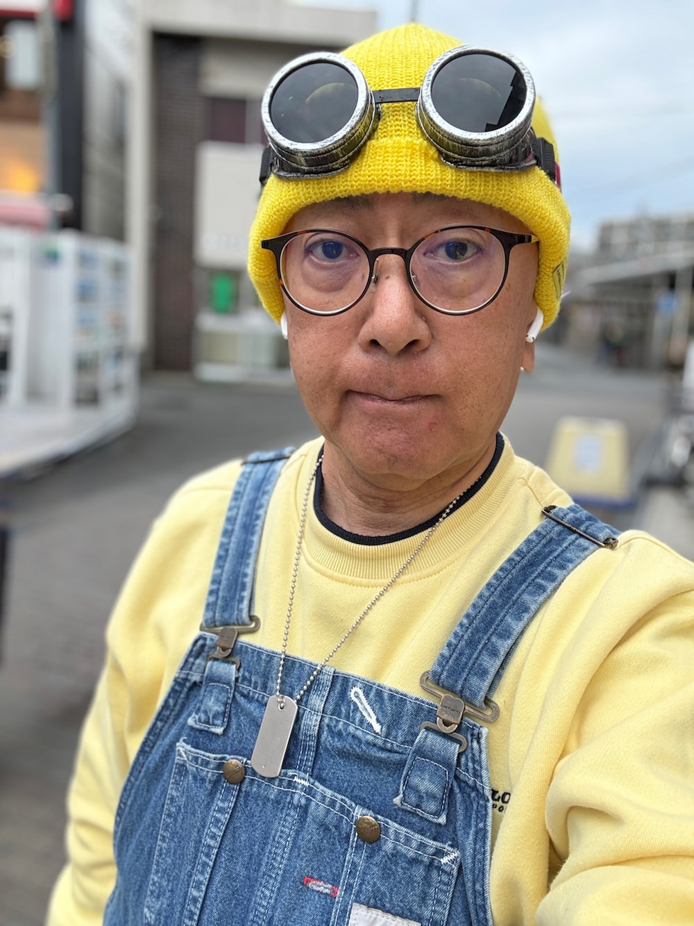 ブルー系のサロペット/オーバーオール、イエロー系のスウェット、ブラック系のスニーカーを着用したメンズの春コーディネートの4枚目の写真