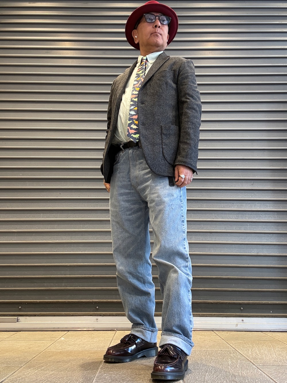 グレー系のテーラードジャケット、レッド系のローファー、グリーン系のシャツ/ブラウスを着用したメンズの春コーディネートの2枚目の写真