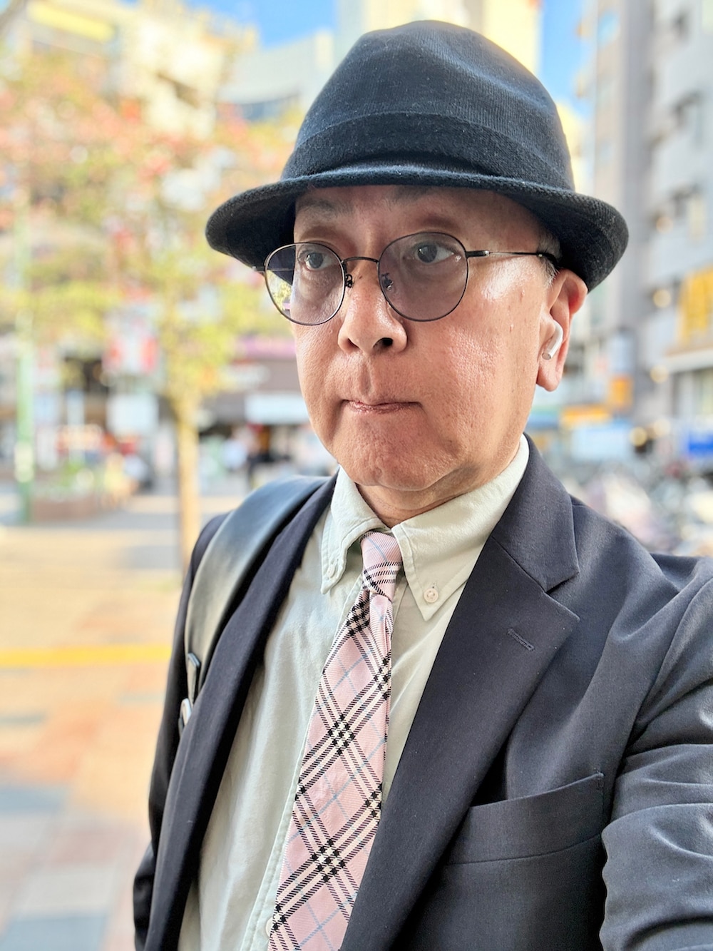 グリーン系のシャツ/ブラウス、ブルー系のテーラードジャケット、ブルー系のデニムパンツを着用したメンズの春コーディネートの3枚目の写真