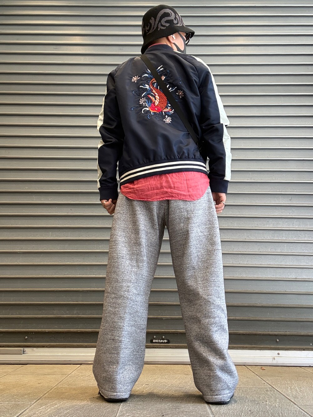 ホワイト系のスニーカー、レッド系のシャツ/ブラウス、ブラック系のTシャツ/カットソーを着用したメンズの冬コーディネートの3枚目の写真