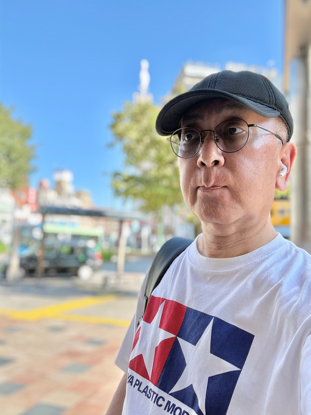 ブルー系のスニーカー、ホワイト系のTシャツ/カットソー、ブルー系のデニムパンツを着用したメンズの夏コーディネートの2枚目の写真
