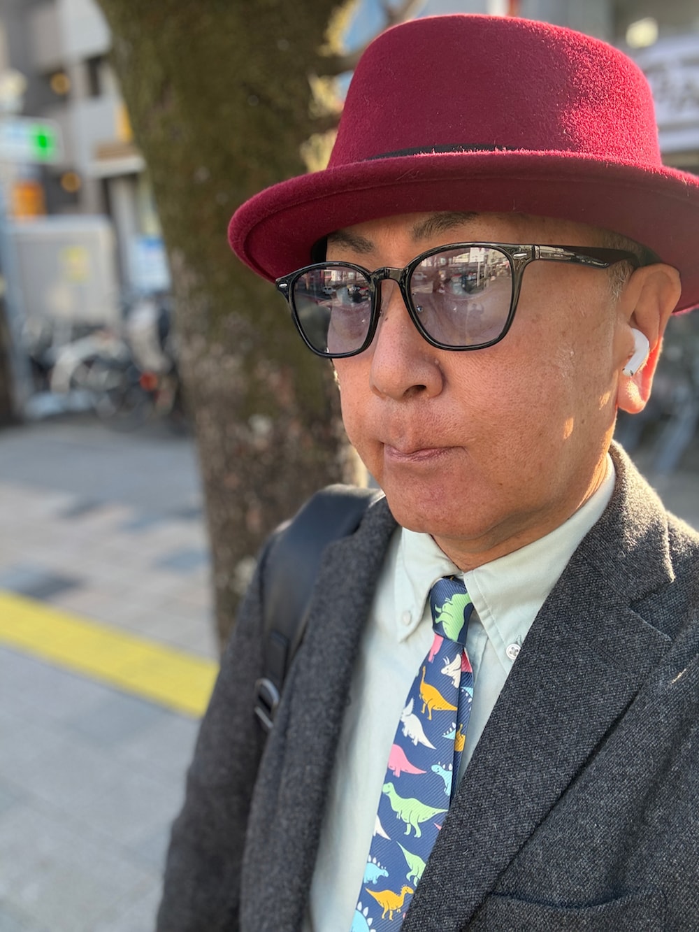 グレー系のテーラードジャケット、レッド系のローファー、グリーン系のシャツ/ブラウスを着用したメンズの春コーディネートの4枚目の写真